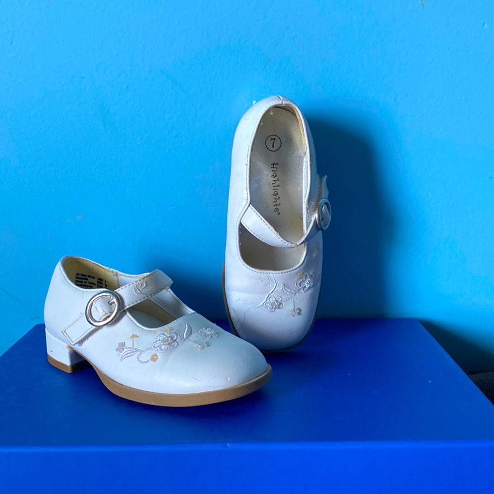 Highlights White Girls Dress Shoes with light purple flowers